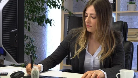 Female manager drinking coffee at work Vídeos de archivo 108478834
