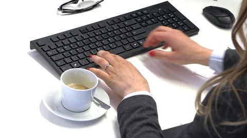 Female manager drinking coffee at work Видео 108543343