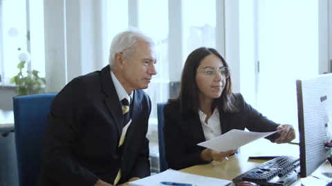 Female manager explaining project details Video stock 145414043
