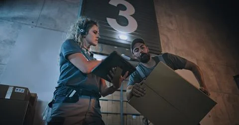 Female Manager Scanning Parcels, Using Digital Tablet. Diverse Employees Foto stock