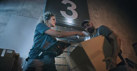 Female Manager Scanning Parcels, Using Digital Tablet. Diverse Employees Foto stock