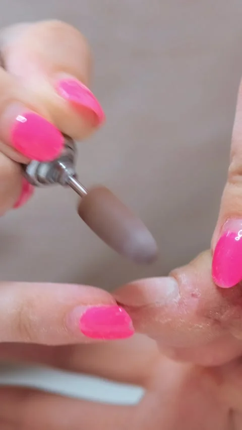 Female master uses an electric machine to remove the nail polish during man.. Stock-Footage 285706060