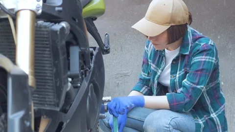 Female mechanic Stock Footage 114555748