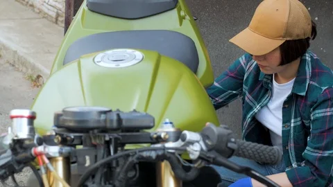 Female mechanic Stock Footage 114575939