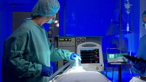 Female medics performing surgery in operating theater Stock Footage 140758039