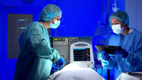 Female medics performing surgery in operating theater Stock Footage 140766084