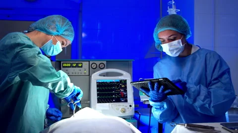 Female medics performing surgery in operating theater Stock-Footage 140766393