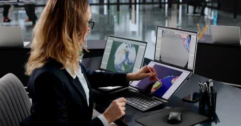Female Meteorologist Analyzing Climate Data On Computer Screen In Office. 写真素材