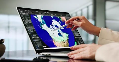 Female Meteorologist Analyzing Hurricane Patterns On Office Computer, Collabo Foto stock