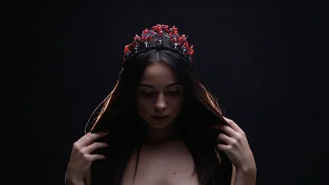 Female model in the crown posing in the studio jewelry 스톡 동영상 95622633