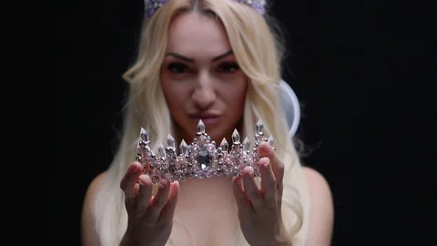 Female model in the crown posing in the studio jewelry Stockbeeldmateriaal 95622658