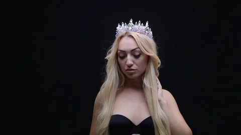 Female model in the crown posing in the studio jewelry Видео 95622741