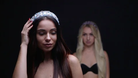 Female model in the crown posing in the studio jewelry Vídeo Stock 95622812