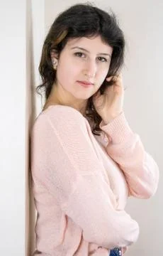 Female model posing on wall 库存照片