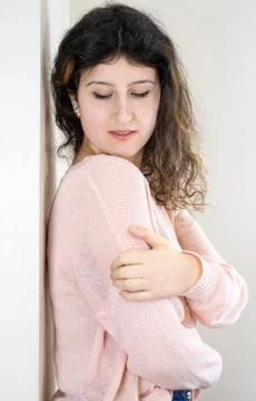 Female model posing on wall 库存照片