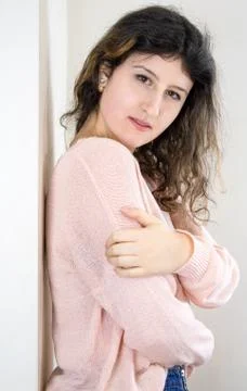 Female model posing on wall 库存照片