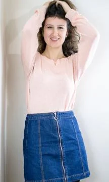 Female model posing on wall 库存照片