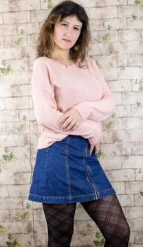 Female model posing on wall 库存照片