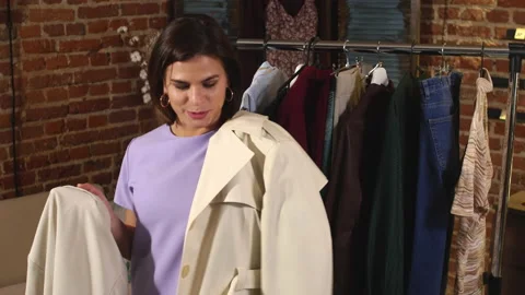 Female Model Trying On Jacket during Photoshoot Vidéo 141763868