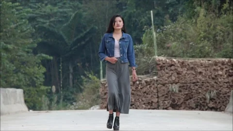 A Female Model walking towards the camera during a shoot 動画素材 158152211