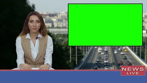 Female news presenter in broadcasting studio with green screen display Vídeos de archivo 123768015