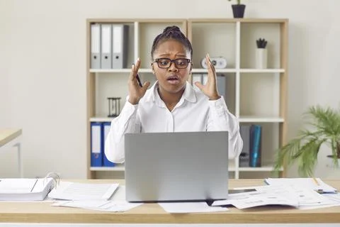 Female office worker having problem due to error on her laptop computer in the Foto stock