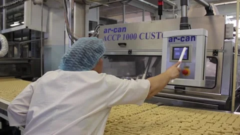 A female operator changes the settings of a conveyor belt Stock Footage 128643018