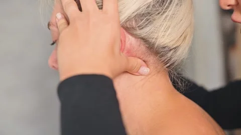 A female osteopath performs hands-on procedures on a patient in a treatment Stockbeeldmateriaal 344378126