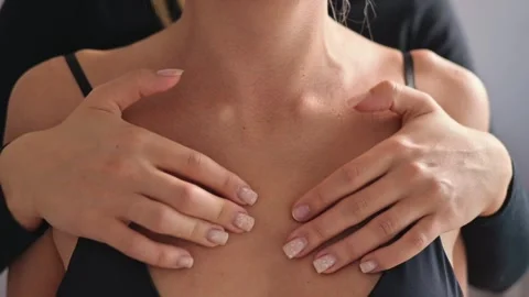 A female osteopath performs manual therapy and massage techniques on a patient Vidéo 344378228