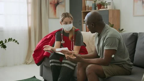 Female Paramedic Explaining Dosage of Prescribed Medication to Patient Stockbeeldmateriaal 293679874