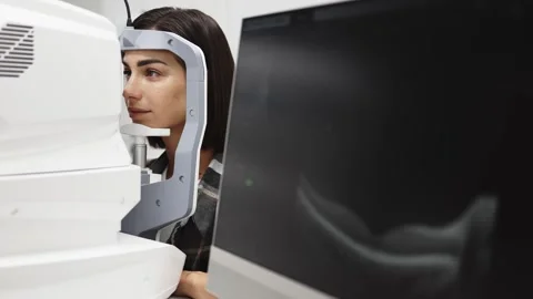Female patient undergoing optical coherence tomography examination with advanced Stock Footage 337288240
