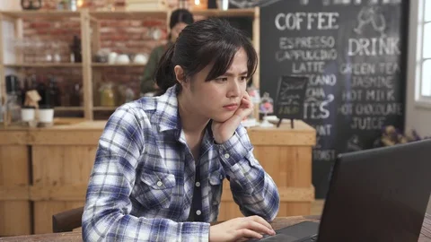 Female pensive thinking how to solve problem Video stock 112382844