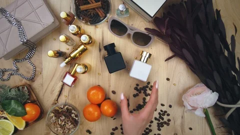 Female perfumer presenting her new perfume Stockbeeldmateriaal 105036438