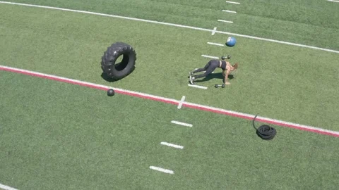Female Physical Trainer Exercising Working Out Full Body Weights Aerial Drone Vidéo 154384339