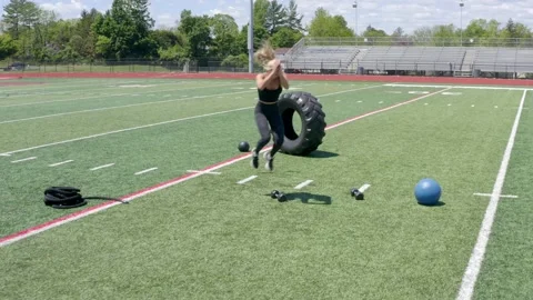 Female Physical Trainer Exercising Working Out Full Body Weights Aerial Drone Vidéo 154384351