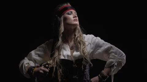 Female pirate captain is looking through the spyglass before boarding, 4k Vidéo 109789902
