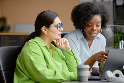 Female Programmer and Trainee Finding Bug in Code 库存照片