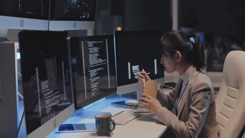 Female Programmer Eating at Desk at Night Stock-Footage 171064671