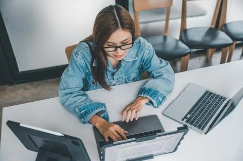 Female programmer working on coding, software development and web design.Co.. 스톡 사진