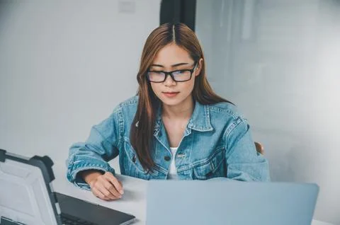 Female programmer working on coding, software development and web design.Co.. Foto stock