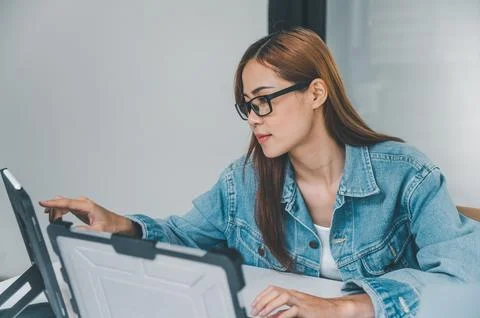 Female programmer working on coding, software development and web design.Co.. 스톡 사진