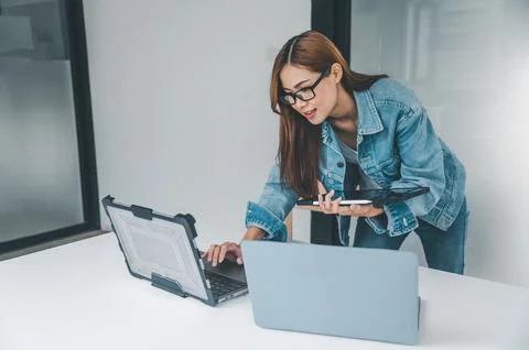 Female programmer working on coding, software development and web design.Co.. 스톡 사진