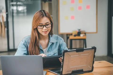 Female programmer working on coding, software development and web design.Co.. 스톡 사진