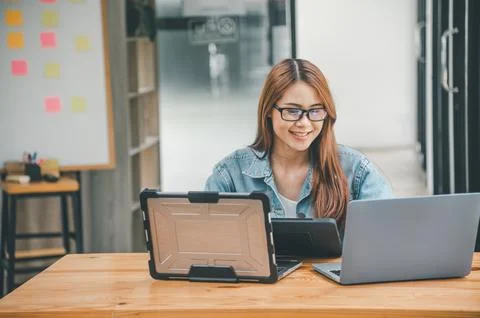 Female programmer working on coding, software development and web design.Co.. Foto stock