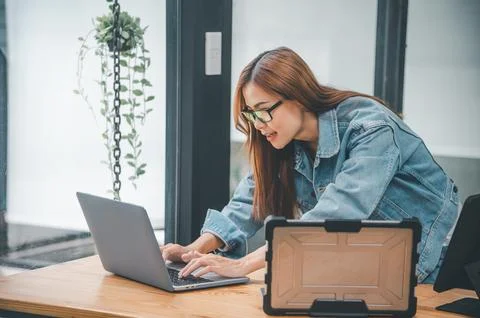 Female programmer working on coding, software development and web design.Co.. 스톡 사진