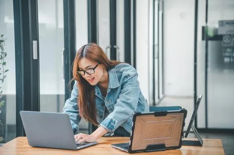 Female programmer working on coding, software development and web design.Co.. 스톡 사진