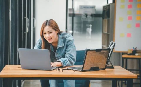 Female programmer working on coding, software development and web design.Co.. 스톡 사진