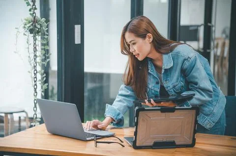 Female programmer working on coding, software development and web design.Co.. 스톡 사진