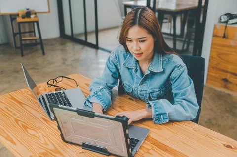 Female programmer working on coding, software development and web design.Co.. 스톡 사진