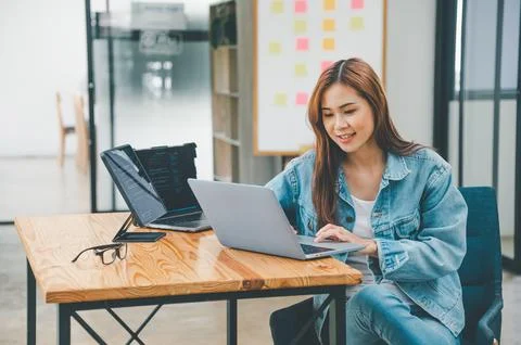 Female programmer working on coding, software development and web design.Co.. 스톡 사진